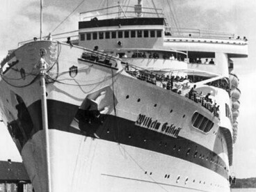 Registro histórico do Wilhelm Gustloff ainda em operação, com passageiros a bordo. A imagem contrasta com o destino trágico que transformaria o navio em símbolo de uma catástrofe pouco lembrada