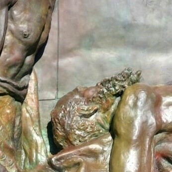 Roma, Vincenzo Vela, Le Vittime del Lavoro, uno dei due lavoratori che trasportano la barella, dopo il Restauro, ph Roberto Luciani