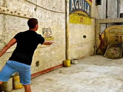 Joven jugando al tejo