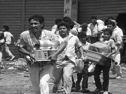 El «caracazo»: según el propio Chávez, fue esta explosión social iniciada el 27 de febrero de 1989 y reprimida violentamente por el Gobierno la que lo fijó en sus determinación «bolivariana»