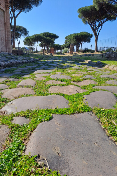 Via Latina, Roma, Italia. Particolare dei basoli ricollocati. ©Roberto Luciani