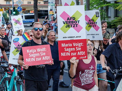 Manifestantes en contra de la AfD, Turingia, Alemania, 1 de septiembre de 2024. El ascenso de la AfD ha puesto de manifiesto la creciente división en la sociedad alemana, particularmente entre las regiones del este y el oeste del país