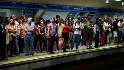 Pasajeros esperando el metro en Madrid