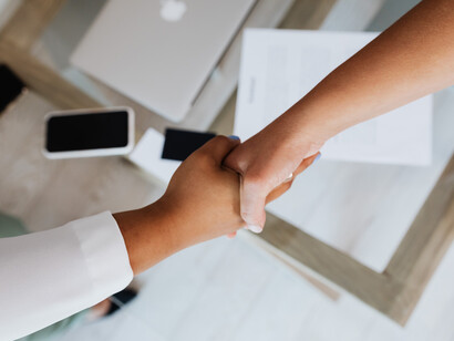 Dos personas se dan un apretón de manos como señal de consenso