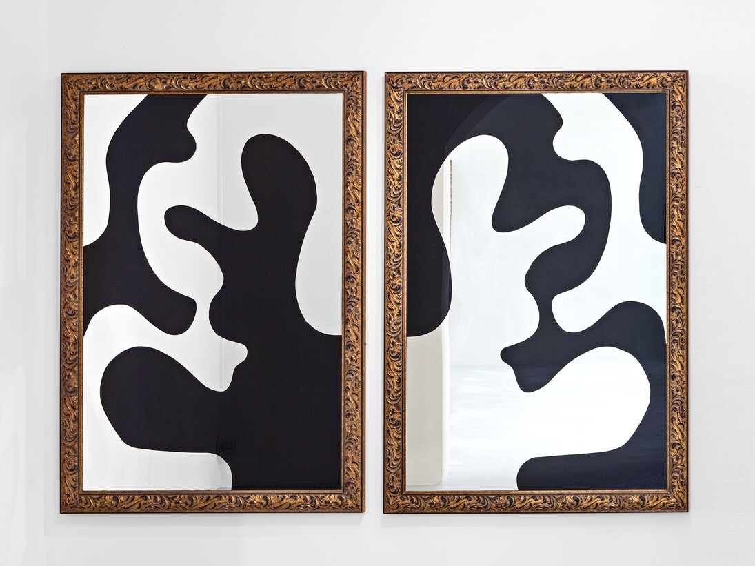 Vortice-dittico. 2010-2013. 
Espejo negro y plateado, madera dorada. Díptico: 203 x 143 cm cada una. 
Obra única. 
Cortesía de Galleria Continua