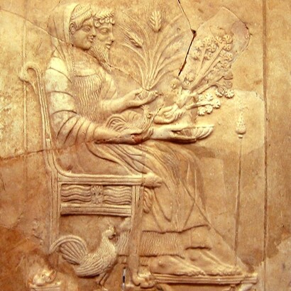 Pinax di Persefone e Ade in trono. Ritrovata nel santuario di Persefone a Locri, in contrada Mannella. Locri faceva parte della Magna Grecia e si trova sulla costa del Mar Ionio, in Calabria