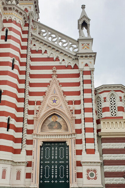 Entrada a la Iglesia de Nuestra Señora del Carmen, Bogotá, Colombia 2024 