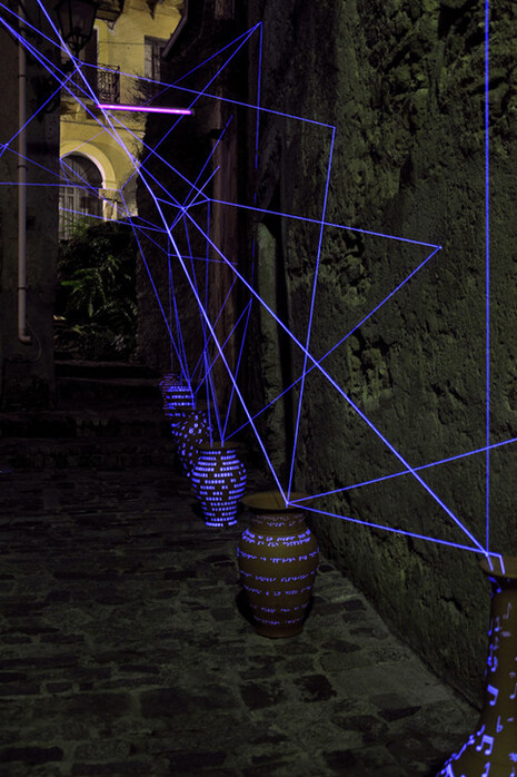 Santo Alessandro Badolato. Noosfera (2) -installazione site specific - terracotta, carta, cotone, luce wood - dimensioni ambientali, 2013