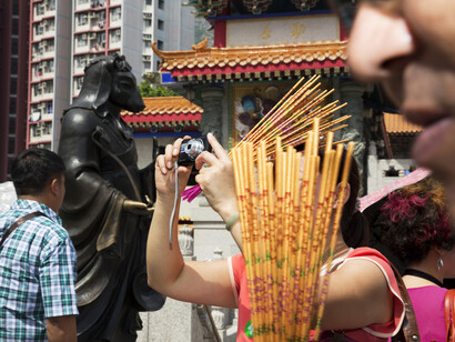 Martin Parr Hong Kong. 2013 Pigment print 101.6 x 152.4 cm (Edition of 5) 50.8 x 76.2 cm (Edition of 10) (Image courtesy of artist Martin Parr, Blindspot Gallery and Magnum Photos) 