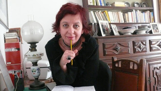 Laura Ragni nel suo studio