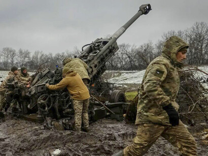 Miembros del servicio ucraniano disparan un obús M777 en una línea del frente en Donetsk, Ucrania, el 23 de noviembre