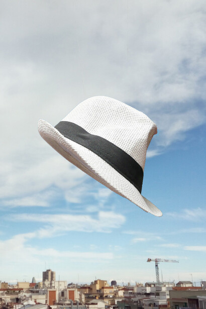 El sombrero tiene vida propia, está en dos sitios a la vez (fotografía de Paco Cerezo)