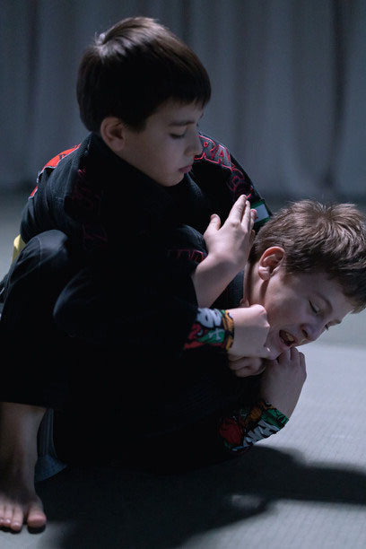 Alunos juvenis de jiu-jitsu treinam golpes coordenados