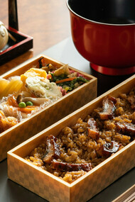 La boutique de iRasshai offre bien plus que des produits : elle invite à emporter chez soi un fragment du Japon, une œuvre d'art qui prolonge l'expérience culinaire
