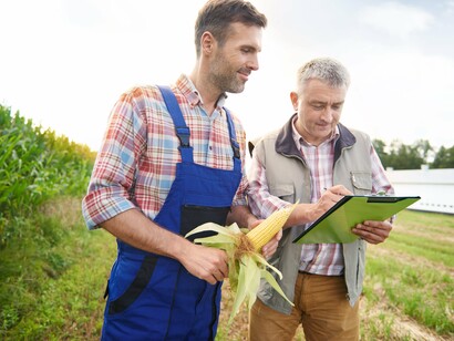 Jovem agricultor e técnico agrícola. Esta iniciativa tem vindo a ser alargada progressivamente a todo o território nacional, e representa uma mudança significativa na forma como o Estado olha para a propriedade privada e para a gestão do solo. O recurso a tecnologias de informação geográfica permite uma maior fiabilidade dos dados e facilita a articulação entre as diversas entidades envolvidas na gestão do território

