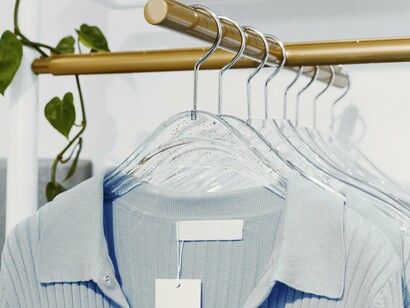 Arara de loja de moda circular, abordagem regenerativa onde o vestuário e os têxteis são concebidos, produzidos e consumidos visando minimizar o desperdício, a poluição e a utilização de recursos naturais. O “cancelamento” é uma forma de hostilizar as marcas que se utilizam de técnicas não sustentáveis para promover um determinado produto, como é caso de empresas que utilizam matérias – primas de origem animal, realizam testes em cobaias (não são livres de crueldade animal) ou ainda, possuem mão de obra análoga à escravidão em seu processo de produção