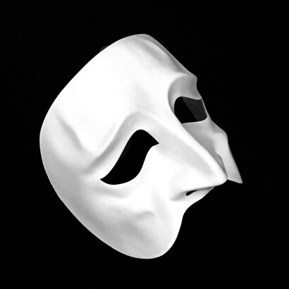 Máscara. La demagogia es una estrategia utilizada para conseguir el poder político que consiste en apelar a prejuicios, emociones, miedos y esperanzas del público para ganar apoyo popular