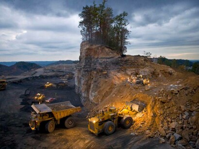 Gettate di cemento per le costruzioni e uso massiccio di fertilizzanti azotati