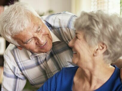 Casal de idosos felizes. Ritos de passagem também devem ser valorizados. Chegar aos 70, 80 anos é um feito que merece reverência. Cada rugas conta uma história de coragem e persistência. Cada memória é um patrimônio afetivo e cultural




