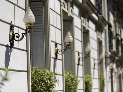 Facade of the Parisian hotel La Trémoille