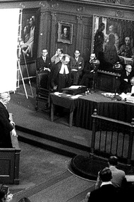 Han Van Meegeren en el juicio. Notense algunas falsificaciones de van Meegeren en las paredes