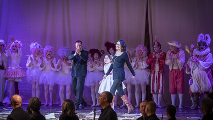 Una radiosa Manu Lalli riceve gli applausi dopo “Alice” al Teatro Verdi di Firenze nel 2022 © Marco Borrelli 