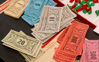 Se nasceste nos anos 1990, foste alimentado com a papa Cerelac, Nestum e vias certamente os desenhos animados na RTP2. Viveste a promessa de que um canudo académico era o bilhete dourado para a Fábrica de Chocolate da estabilidade e que uma caneta seria certamente mais leve que um cabo de uma esfregona.
Pois bem, bem-vindo à realidade, onde o Willy Wonka é um senhorio com mau feitio e o chocolate sofre de inflação