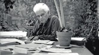 Jacques Derrida, una de las principales figuras asociadas con el posestructuralismo y la filosofía posmoderna