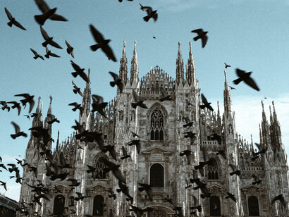 Duomo, Milano, Italia. Il cielo è completamente chiuso, c'è aria di pioggia, penso, poi prendo la metro e scendo alla terza fermata, alla stazione Duomo