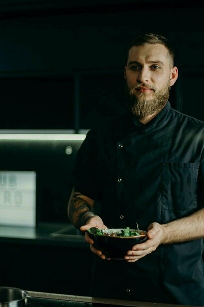 Uno chef con una zuppa di verdure finita