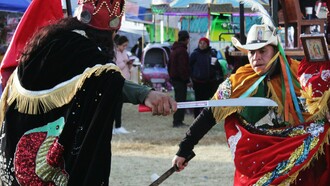 Representación de la tradicional "Danza de moros y cristianos" en la Comunidad de Concordia, Nativitas, Tlaxcala, México. Fotografía de Erick Rafael Carrillo Ortega.