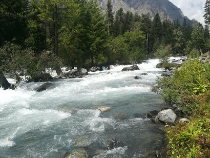 Cada chip, cada motor elétrico e cada painel solar é, em última instância, uma combinação sofisticada de minerais e metais que a Terra levou bilhões de anos para formar. Essa constatação nos lembra que a verdadeira sustentabilidade tecnológica passa por um novo relacionamento com o planeta, um pacto entre inovação e responsabilidade ecológica
