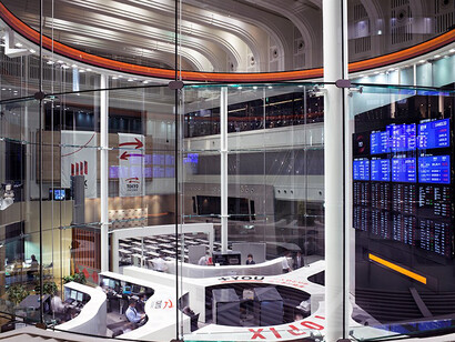 Tokyo Stock Exchange, Tokyo (TV14590), 2014 ©Matthew Pillsbury / Courtesy of Benrubi Gallery, NYC