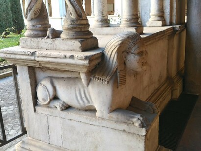 Sfinge posta ai lati delle aperture verso il giardino (foto Roberto Luciani)
