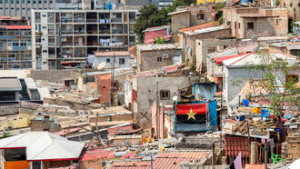 Vista de um dos musseques de Luanda, capital da Angola