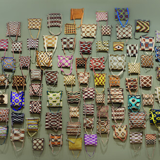 Claudia Alarcón & Silät, Hilulis ta llhaiematwek — Un coro de yicas [Um coro de yicas] (detalhe), 2024-25. Cortesia da MASP