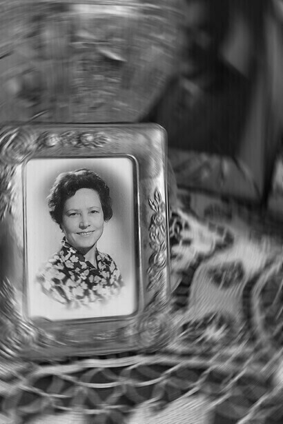 Foto della "nonna" in cornice. Il turbinio del tempo
