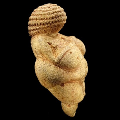 Venus de Willendorf, esculpida en un tipo de piedra caliza denominada oolito y tintada con ocre rojo