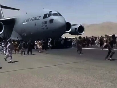 Afgani in fuga da Kabul