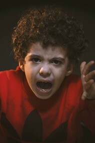 O problema é que, ao ouvirmos tantas vezes esses rótulos ou opiniões a nosso respeito, acabamos por tomá-las como verdades absolutas em nossa vida, sem possibilidade de mudança. É o que acontece, por exemplo, com o garoto que cresce ouvindo que não é bom em matemática. Seus pais e sua professora o repreendem ao ensiná-lo algum conteúdo ou nova lição, fazendo alusão ao fato de que ele "não entende nada", de que ele "é burro" e de que ele "não consegue fazer contas". Você conhece o ditado "uma mentira contada mil vezes se torna verdade"? 