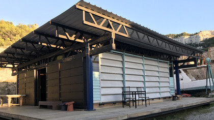 Tiny house de Jean Prouvé, Parc National des Calanques, Marseille. Avec un peu de chance, c’est dans ce « cabanon » que vous pourrez passer une nuit, au calme et dans la nature, en regardant danser la mer, au milieu des étoiles qui fleurissent le ciel des calanques de Marseille
