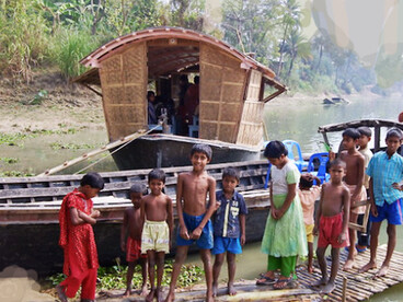 Estas arquitecturas adaptativas rara vez son reconocidas como patrimonio, porque no encajan en los criterios de monumentalidad, permanencia o valor estilístico. Escuela flotantes, Pabna, Bangladés