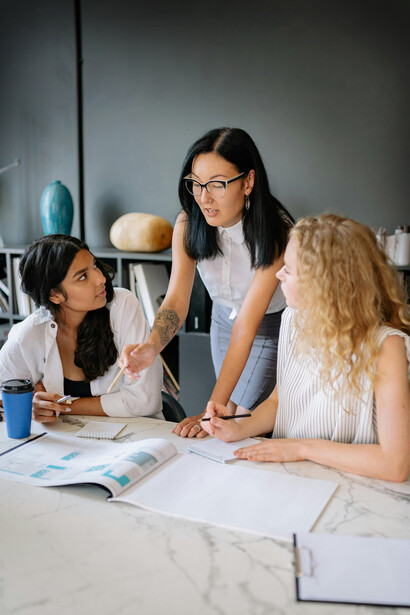 Mujeres en una reunión. El trabajo y las nuevas responsabilidades pueden sobrepasarnos al comenzar la adultez
