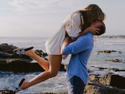 Coppia sulla spiaggia. Riflessioni sulla sincerità e il potere delle piccole bugie quotidiane