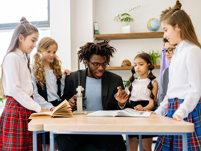 Maestro en un aula. Además de ser pilar del conocimiento y guía emocional para sus estudiantes, se ve forzado a adaptarse a cambios que puede no comprender completamente