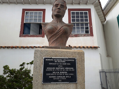 Busto de Bárbara Heliodora em frente à sua antifa casa, em São João Del-Rei, Minas Gerais, Brasil. Foto de Marcos O