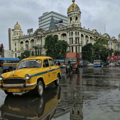 Il Metropolitan Building è un edificio commerciale a Calcutta, India. Precedentemente conosciuto come Whiteaway Laidlaw department store, era un famoso grande magazzino di Calcutta durante la dominazione britannica in India