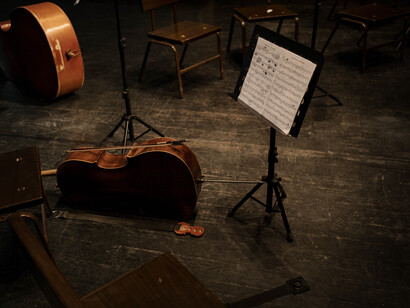 Un cuaderno de partituras en un estudio musical
