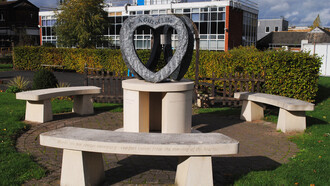 La donación de órganos es un acto de altruismo y solidaridad que brinda una segunda oportunidad de vida a quienes la necesitan. Monumento en memoria de los donadores de órganos, City Hospital, Birmingham, Inglaterra