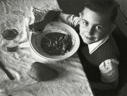 La vida por delante, La infancia en la calle, 1941-1951, Fotografías de Valentín Vega. Courtesy of MNA